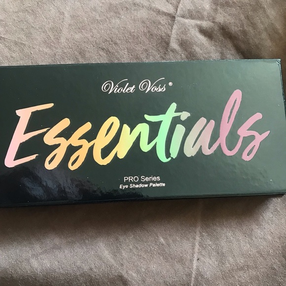 VIOLET VOSS ESSENTIALS EYESHADOW Pallet - Picture 2 of 3